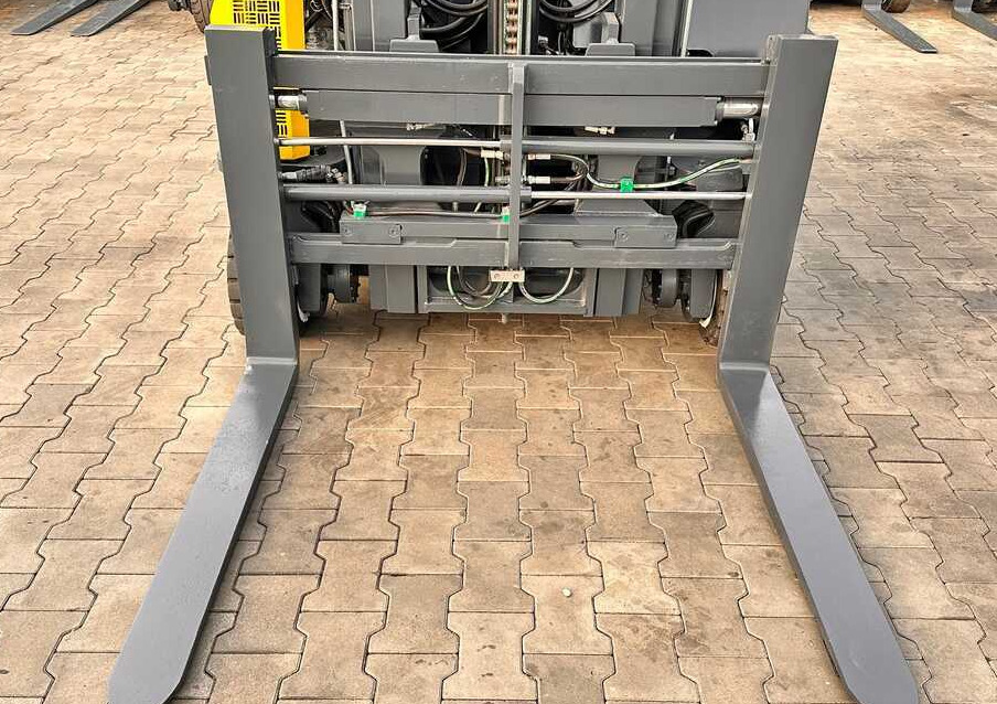 Combilift C2500CB / DUPLEX / 4100MM / DIESEL / FREE LIFT / FORK POSITIONER / SIDE SHIFT / LIKE NEW - Carretilla de 4 vías: foto 5 Combilift C2500CB / DUPLEX / 4100MM / DIESEL / FREE LIFT / FORK POSITIONER / SIDE SHIFT / LIKE NEW - Carretilla de 4 vías: foto 5
