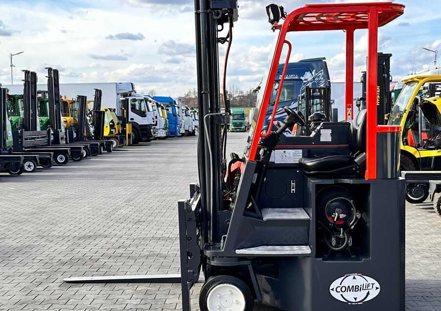 Combilift C3000CB / LPG / TRIPLEX / 5500MM / FREE LIFT / SIDE SHIFT + FORK POSITIONER / LIKE NEW - Carretilla de 4 vías: foto 2 Combilift C3000CB / LPG / TRIPLEX / 5500MM / FREE LIFT / SIDE SHIFT + FORK POSITIONER / LIKE NEW - Carretilla de 4 vías: foto 2