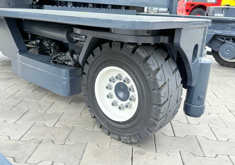 Combilift C5000 / TRIPLEX 7500MM / WIDE FORK POSITIONER / FREE LIFT / NEW TYRES / HEATED CABIN - Carretilla de 4 vías: foto 5 Combilift C5000 / TRIPLEX 7500MM / WIDE FORK POSITIONER / FREE LIFT / NEW TYRES / HEATED CABIN - Carretilla de 4 vías: foto 5
