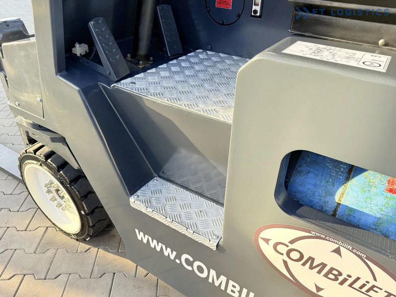 Carretilla de 4 vías Combilift CB4000 / GAS / TRIPLEX 5200MM / FREE LIFT / FORK POSITIONER / SIDE SHIFT / EXCELLENT CONDITION / Wide range of four-way and side: foto 9 Carretilla de 4 vías Combilift CB4000 / GAS / TRIPLEX 5200MM / FREE LIFT / FORK POSITIONER / SIDE SHIFT / EXCELLENT CONDITION / Wide range of four-way and side: foto 9