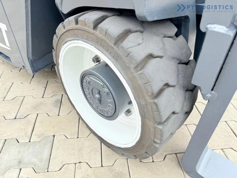 Combilift CBE4000 / TRIPLEX 5200MM / ELECTRIC / FREE LIFT / FORK POSITIONER / SIDE SHIFT / LIKE NEW CBE4000 / TRIPLEX 5200MM / ELECTRIC / - Carretilla de 4 vías: foto 5 Combilift CBE4000 / TRIPLEX 5200MM / ELECTRIC / FREE LIFT / FORK POSITIONER / SIDE SHIFT / LIKE NEW CBE4000 / TRIPLEX 5200MM / ELECTRIC / - Carretilla de 4 vías: foto 5