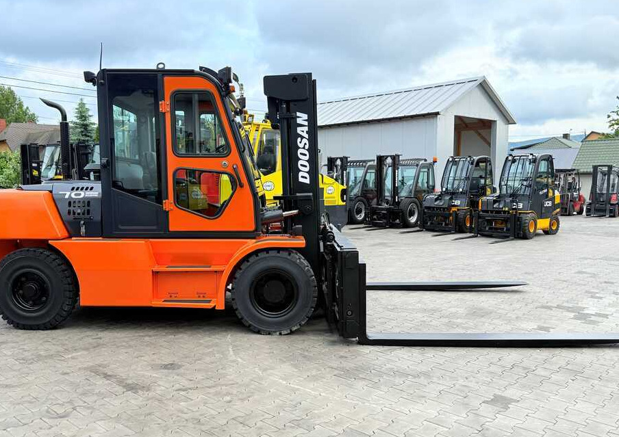 Doosan DOOSAN / DUPLEX 3000MM / SIDE SHIFT / FORK POSITIONER / 2500MM FORKS / 7000KG / CABIN / LIKE NEW - Carretilla elevadora diésel: foto 4 Doosan DOOSAN / DUPLEX 3000MM / SIDE SHIFT / FORK POSITIONER / 2500MM FORKS / 7000KG / CABIN / LIKE NEW - Carretilla elevadora diésel: foto 4