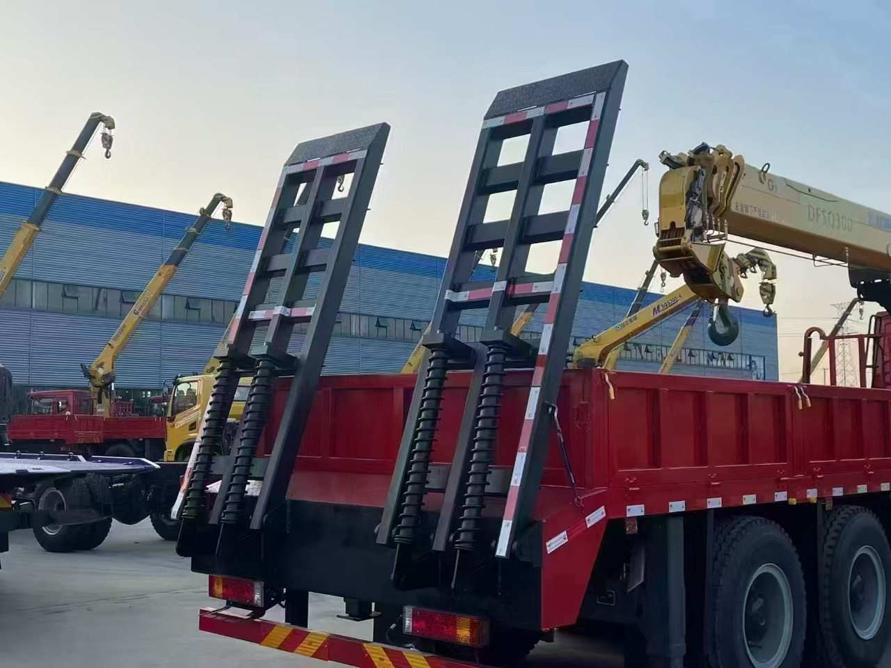 Delong Delong  M3000,XCMG  DFSQ 300 - Camión grúa: foto 1 Delong Delong  M3000,XCMG  DFSQ 300 - Camión grúa: foto 1