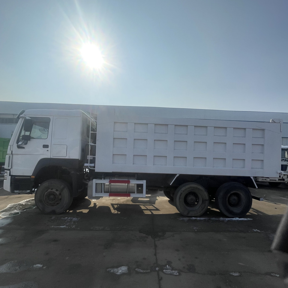 HOWO 6*4 DUMP TRUCK - Camión volquete: foto 1 HOWO 6*4 DUMP TRUCK - Camión volquete: foto 1