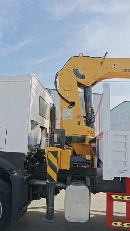 HOWO ,XCMG HOWO 375 engine,XCMG 12 tons crane truck - Camión grúa: foto 2 HOWO ,XCMG HOWO 375 engine,XCMG 12 tons crane truck - Camión grúa: foto 2