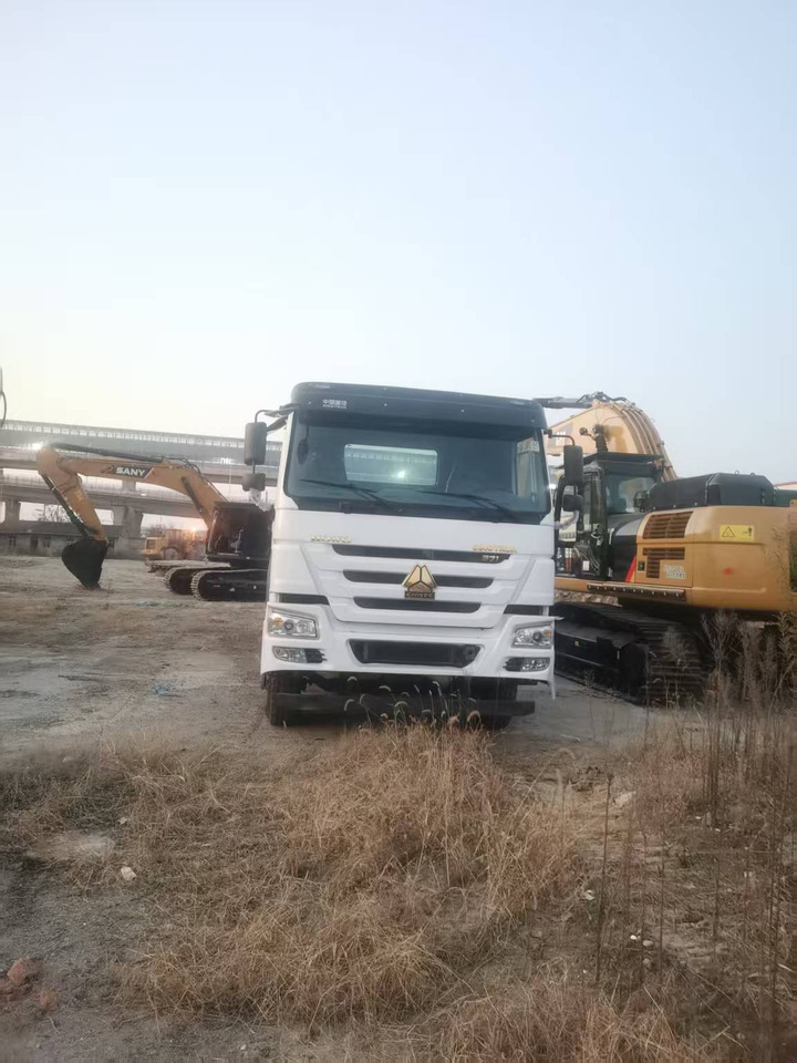 HOWO tow truck - Camión grúa: foto 4 HOWO tow truck - Camión grúa: foto 4