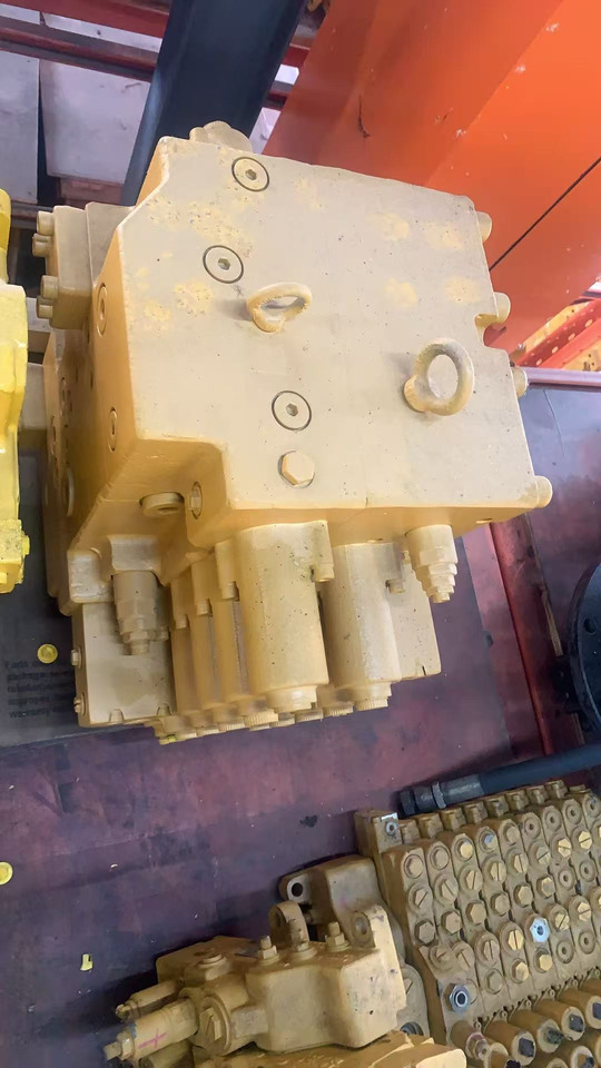 HYUNDAI R210-7 - Válvula hidráulica para Excavadora: foto 2 HYUNDAI R210-7 - Válvula hidráulica para Excavadora: foto 2