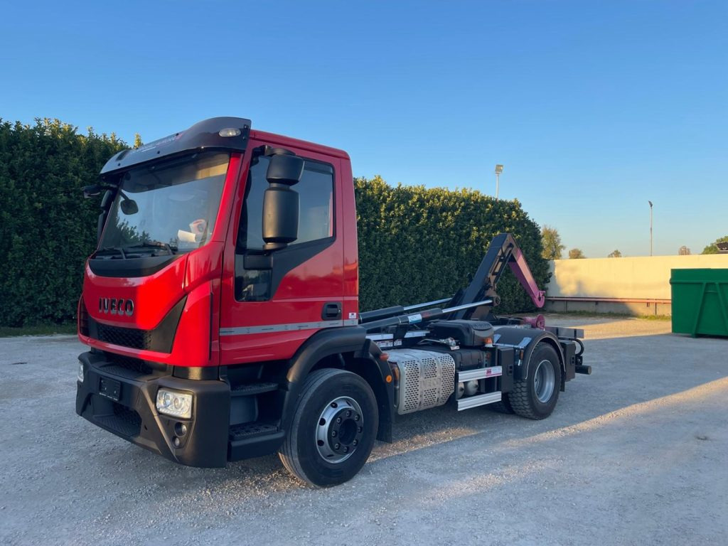 Camión multibasculante IVECO EUROCARGO 160E32 CON SCARRABILE NUOVO: foto 1