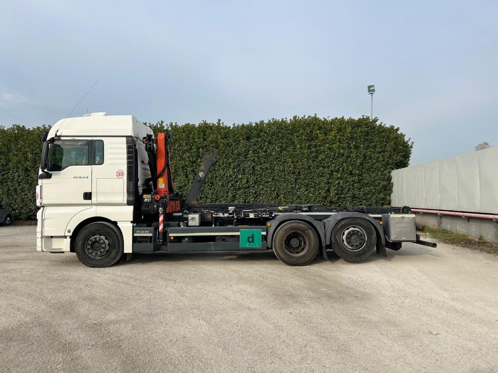 MAN TGX 26.480 SCARRABILE CON GRU DIETRO CABINA - Camión multibasculante: foto 3 MAN TGX 26.480 SCARRABILE CON GRU DIETRO CABINA - Camión multibasculante: foto 3
