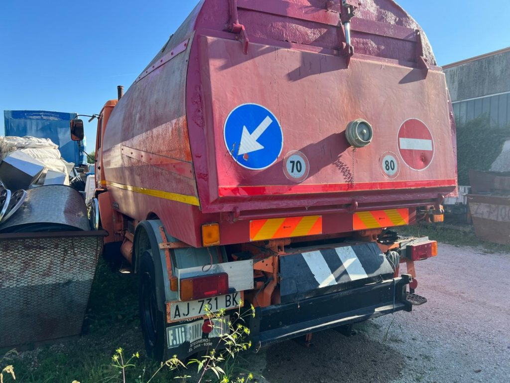 MERCEDES-BENZ MERCEDES AUTOSPAZZATRICE USATA - Barredora vial: foto 4 MERCEDES-BENZ MERCEDES AUTOSPAZZATRICE USATA - Barredora vial: foto 4