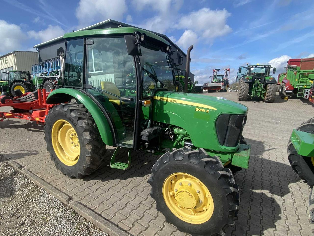 John Deere 5055E - Tractor: foto 1 John Deere 5055E - Tractor: foto 1