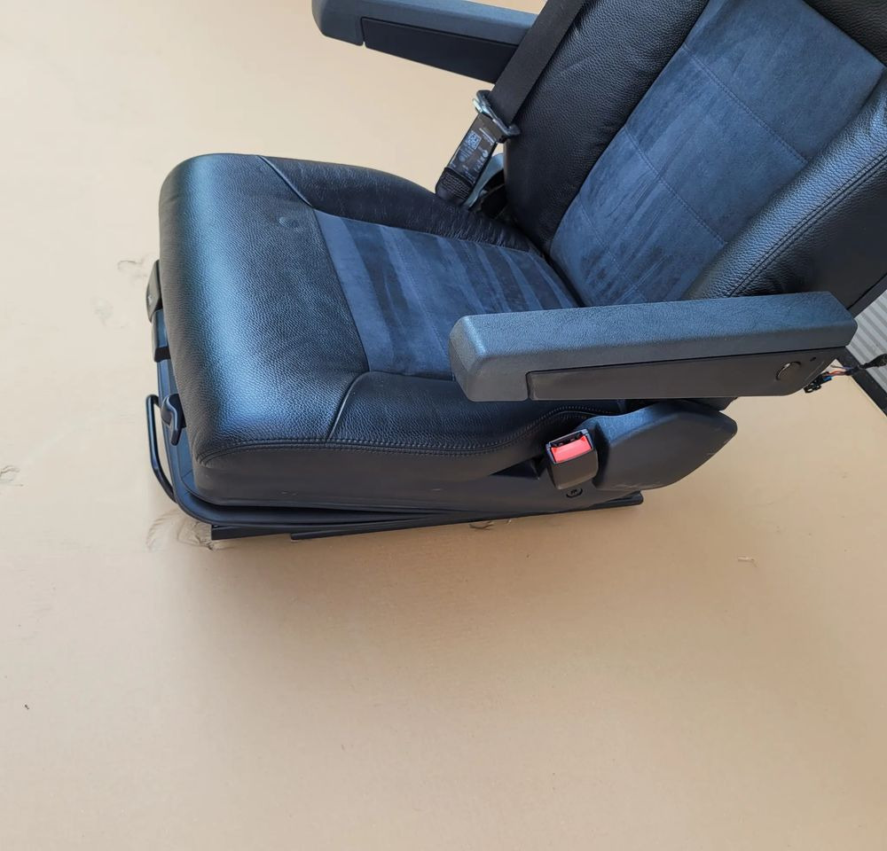 FOTEL PRAWY MAN TGX LIFT SKÓRA JAK NOWY CHWALIM116 - Asiento para Camión: foto 2 FOTEL PRAWY MAN TGX LIFT SKÓRA JAK NOWY CHWALIM116 - Asiento para Camión: foto 2