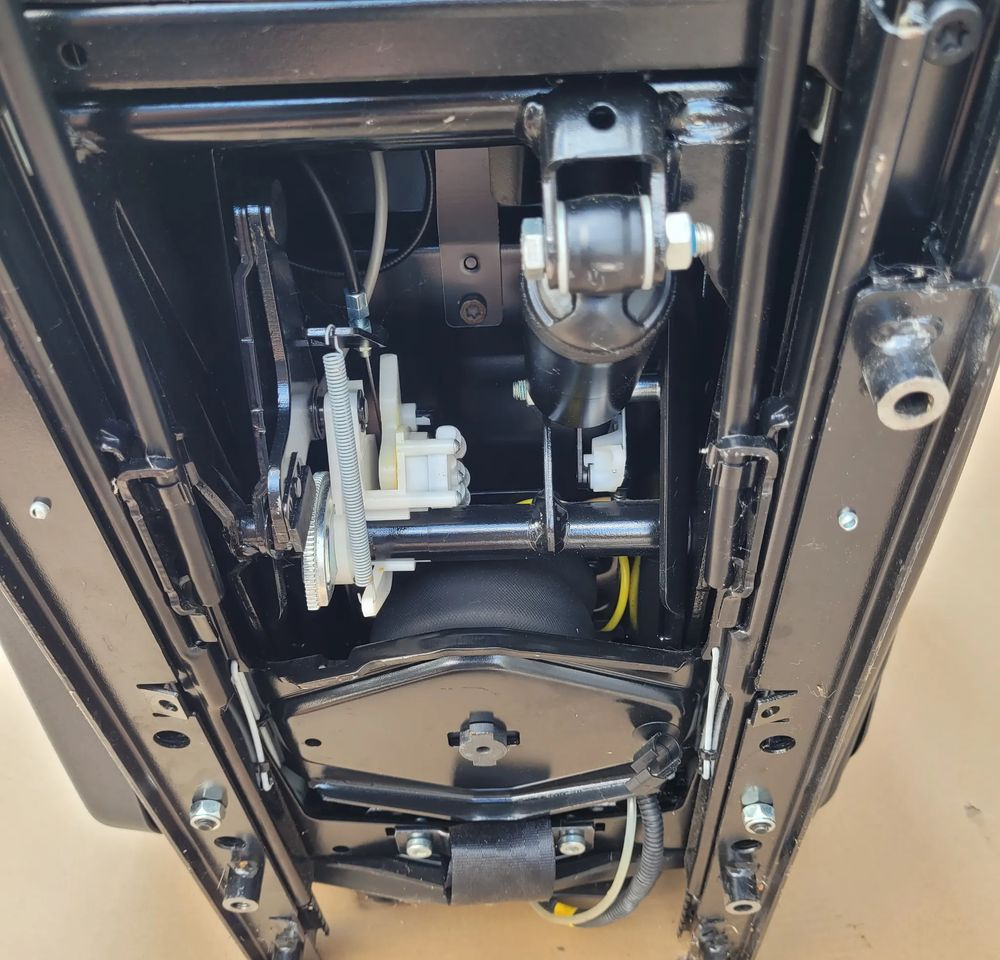 FOTEL PRAWY MAN TGX LIFT SKÓRA JAK NOWY CHWALIM116 - Asiento para Camión: foto 4 FOTEL PRAWY MAN TGX LIFT SKÓRA JAK NOWY CHWALIM116 - Asiento para Camión: foto 4