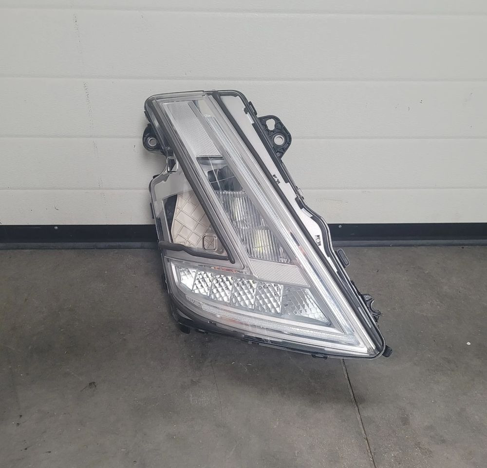 LAMPA LED VOLVO FH5 PRAWA OM 24056510 ORYGINAL CHWALIM116 - Luz/ Iluminación para Camión: foto 1 LAMPA LED VOLVO FH5 PRAWA OM 24056510 ORYGINAL CHWALIM116 - Luz/ Iluminación para Camión: foto 1