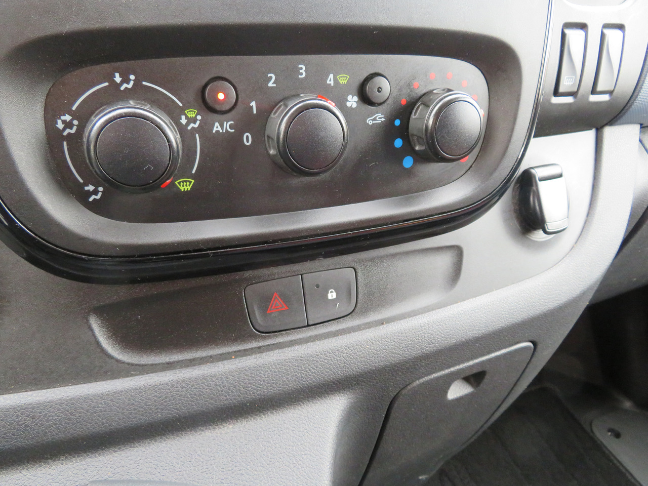 Furgoneta pequeña Opel Vivaro 1.6CDTI BI-Turbo - L1H1: foto 12 Furgoneta pequeña Opel Vivaro 1.6CDTI BI-Turbo - L1H1: foto 12