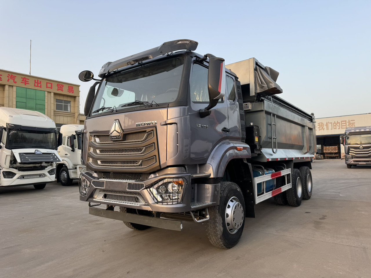 SINOTRUK HOWO NX430 6X4 - Camión: foto 2 SINOTRUK HOWO NX430 6X4 - Camión: foto 2
