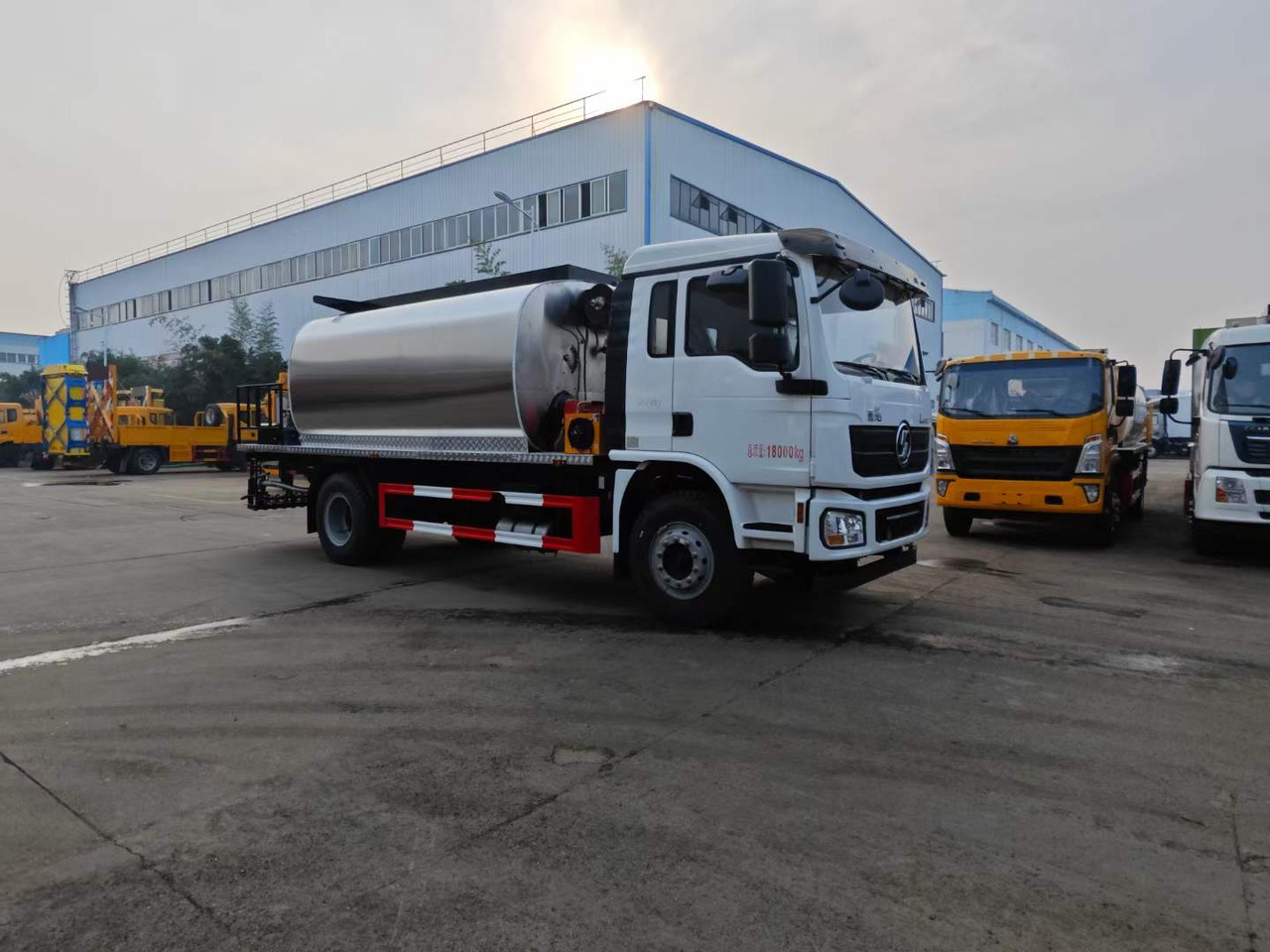DONGFENG Asphalt Spreader - Pavimentadora de asfalto: foto 2 DONGFENG Asphalt Spreader - Pavimentadora de asfalto: foto 2