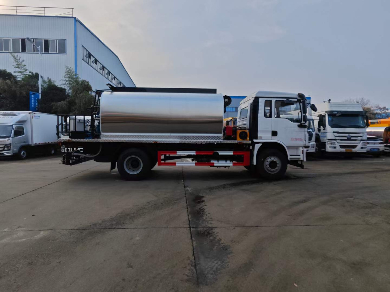 DONGFENG Asphalt Spreader - Pavimentadora de asfalto: foto 1 DONGFENG Asphalt Spreader - Pavimentadora de asfalto: foto 1
