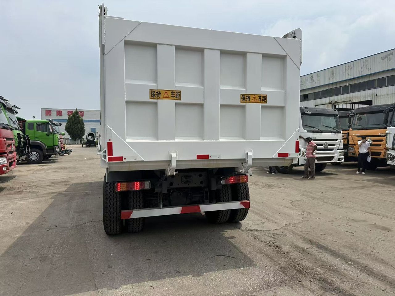 HOWO Howo Dump truck 6✖4 White - Camión volquete: foto 5 HOWO Howo Dump truck 6✖4 White - Camión volquete: foto 5