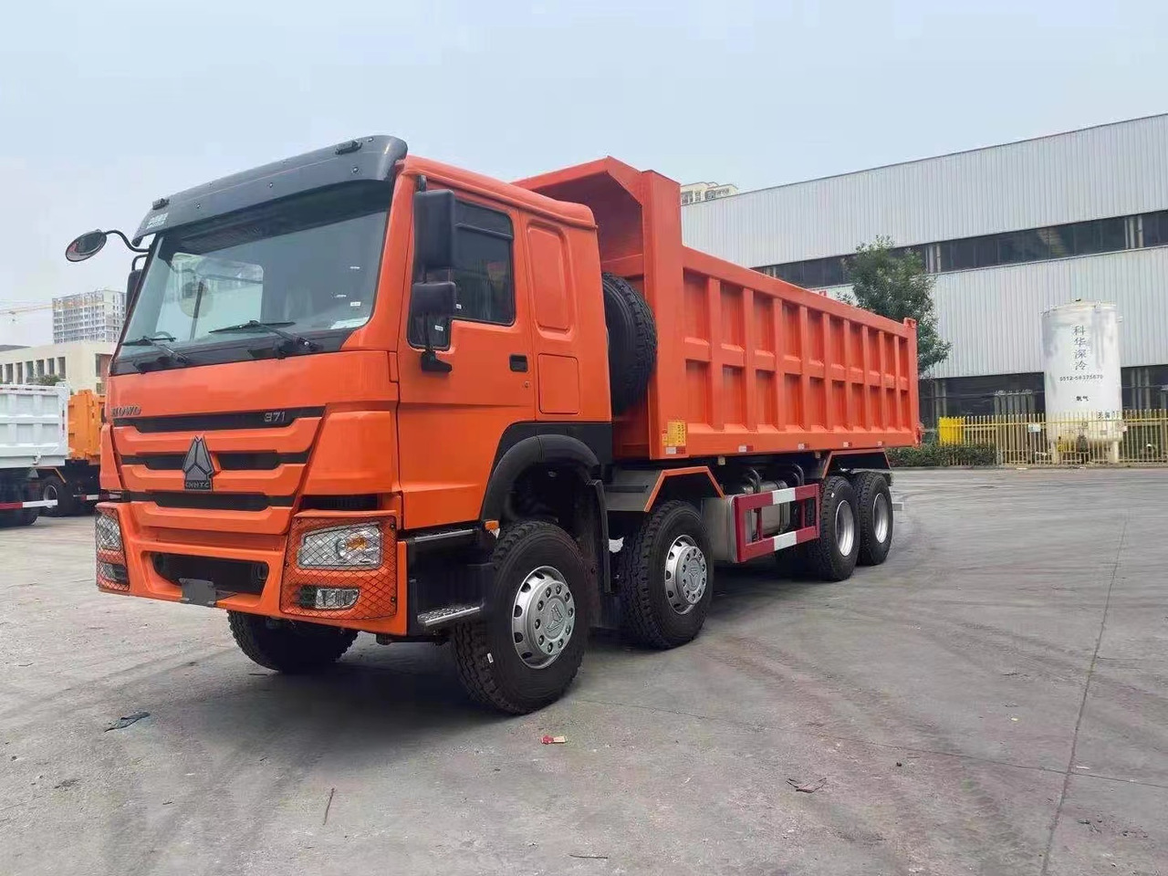 SINOTRUK HOWO 371 8X4 - Camión volquete: foto 5 SINOTRUK HOWO 371 8X4 - Camión volquete: foto 5