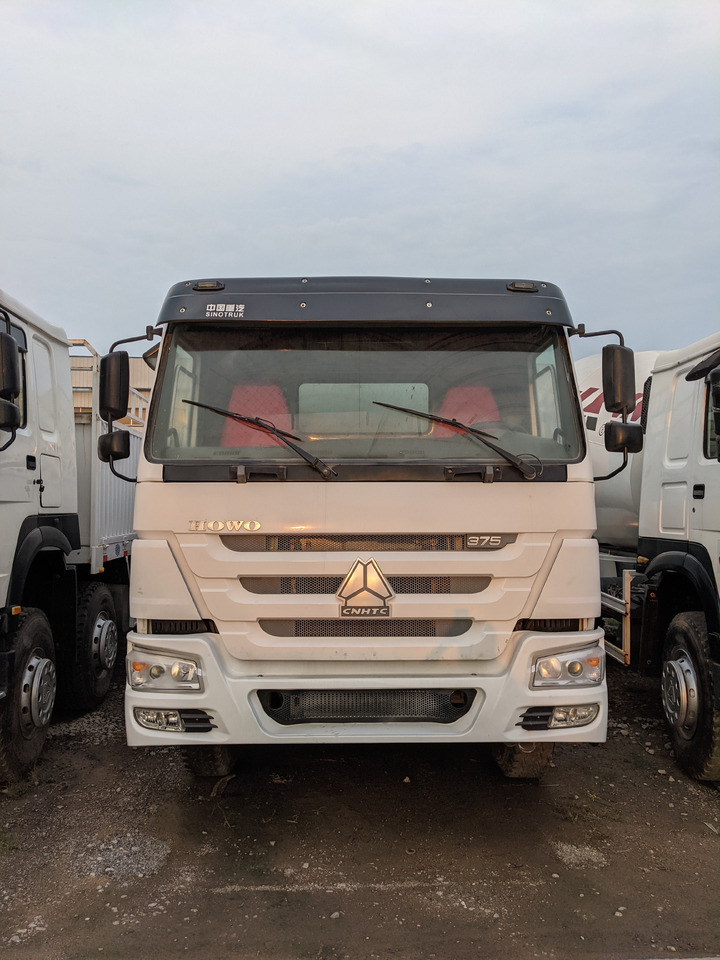 SINOTRUK howo 375 8x4 - Camión volquete: foto 3 SINOTRUK howo 375 8x4 - Camión volquete: foto 3