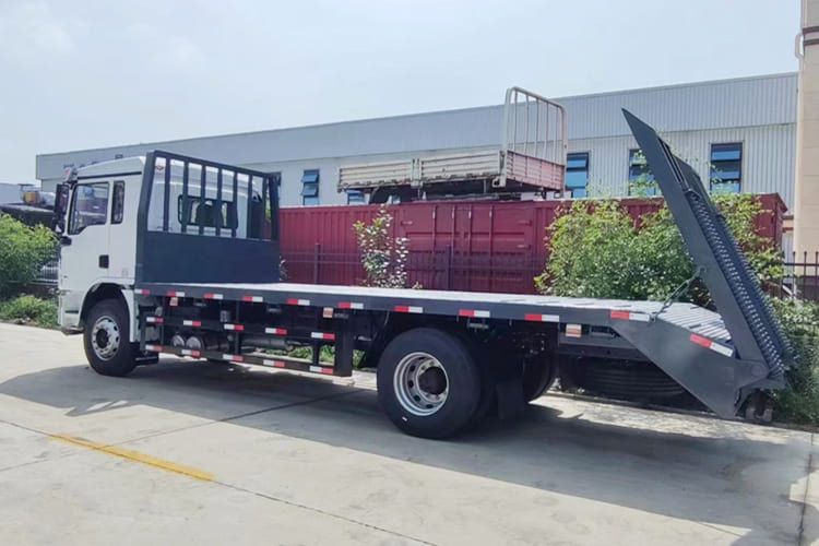 SHACMAN L3000 Light Cargo Truck with Rear Loading Ramp - Camión caja abierta: foto 2 SHACMAN L3000 Light Cargo Truck with Rear Loading Ramp - Camión caja abierta: foto 2