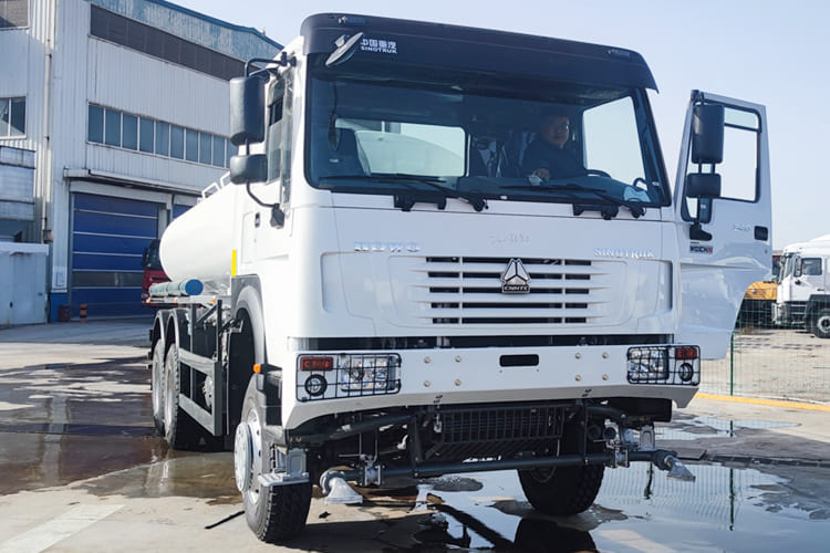 SINOTRUK Sinotruk Water Tanker Truck for Sale in Jamaica - Camión cisterna: foto 1 SINOTRUK Sinotruk Water Tanker Truck for Sale in Jamaica - Camión cisterna: foto 1