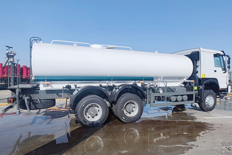 SINOTRUK Sinotruk Water Tanker Truck for Sale in Jamaica - Camión cisterna: foto 5 SINOTRUK Sinotruk Water Tanker Truck for Sale in Jamaica - Camión cisterna: foto 5