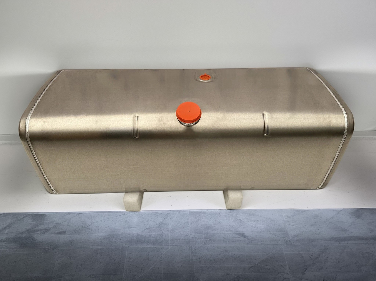 MERCEDES-BENZ - Depósito de combustible: foto 1 MERCEDES-BENZ - Depósito de combustible: foto 1