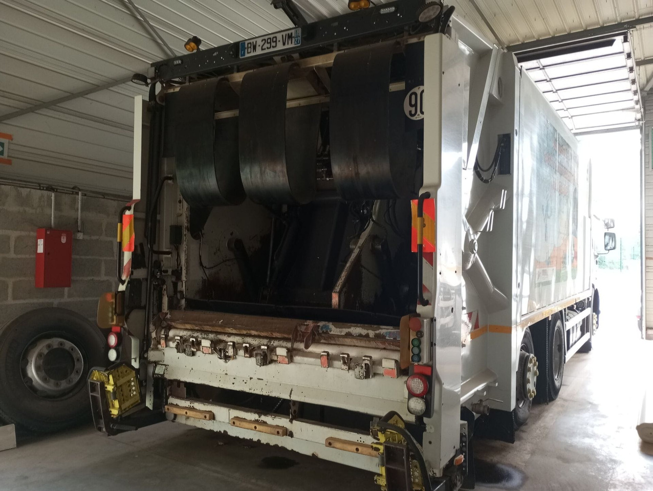 BOM de marque Renault 310 DXI - benne SEMAT bi compartiment - boite de vitesse récente de 5000 km - 2 pneus neufs - dernier passage aux mines en septembre 2023 - arrêt de circulation octobre 2023 - ba - Camión de basura: foto 3 BOM de marque Renault 310 DXI - benne SEMAT bi compartiment - boite de vitesse récente de 5000 km - 2 pneus neufs - dernier passage aux mines en septembre 2023 - arrêt de circulation octobre 2023 - ba - Camión de basura: foto 3