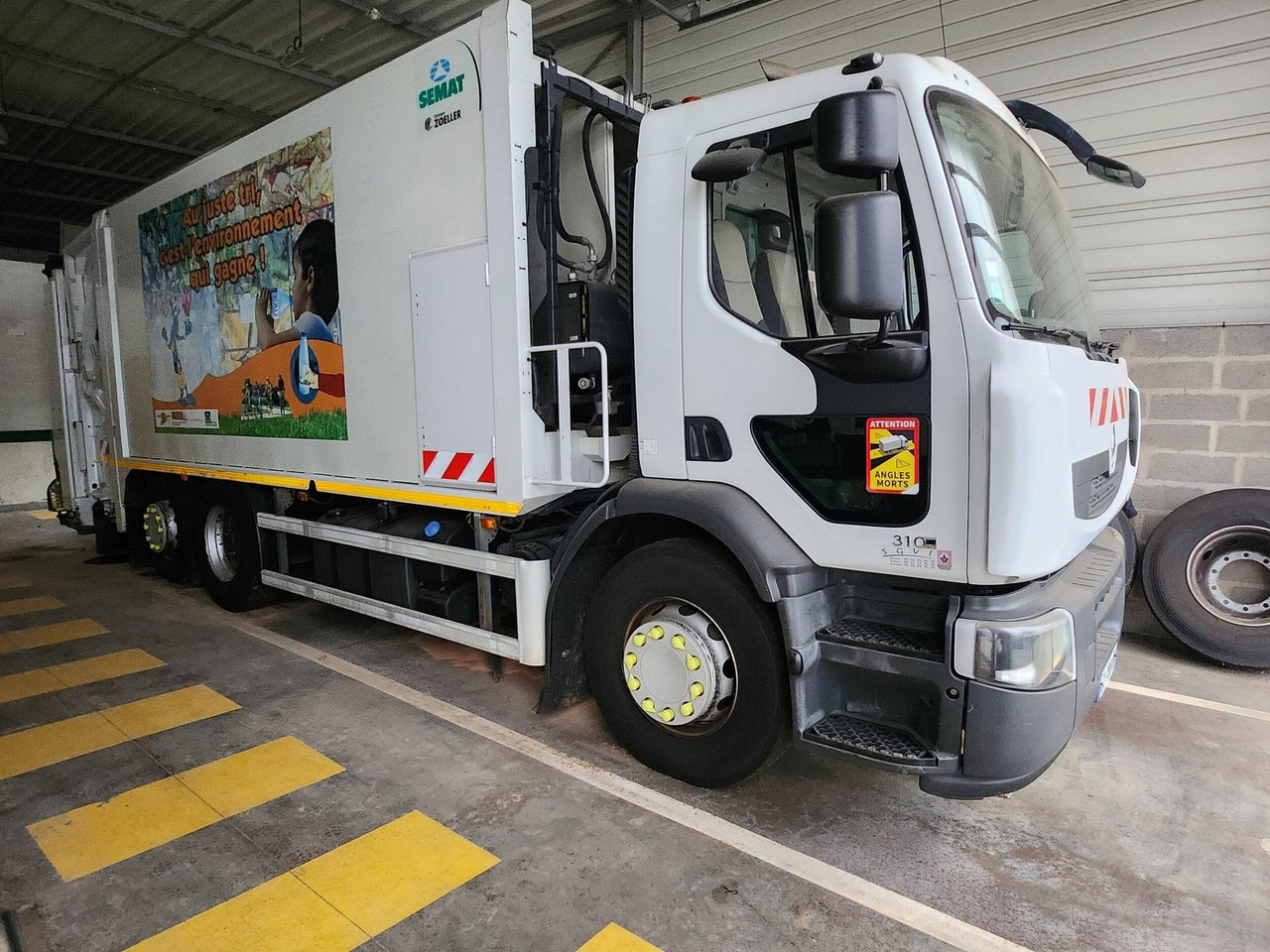 BOM de marque Renault 310 DXI - benne SEMAT bi compartiment - boite de vitesse récente de 5000 km - 2 pneus neufs - dernier passage aux mines en septembre 2023 - arrêt de circulation octobre 2023 - ba - Camión de basura: foto 4 BOM de marque Renault 310 DXI - benne SEMAT bi compartiment - boite de vitesse récente de 5000 km - 2 pneus neufs - dernier passage aux mines en septembre 2023 - arrêt de circulation octobre 2023 - ba - Camión de basura: foto 4