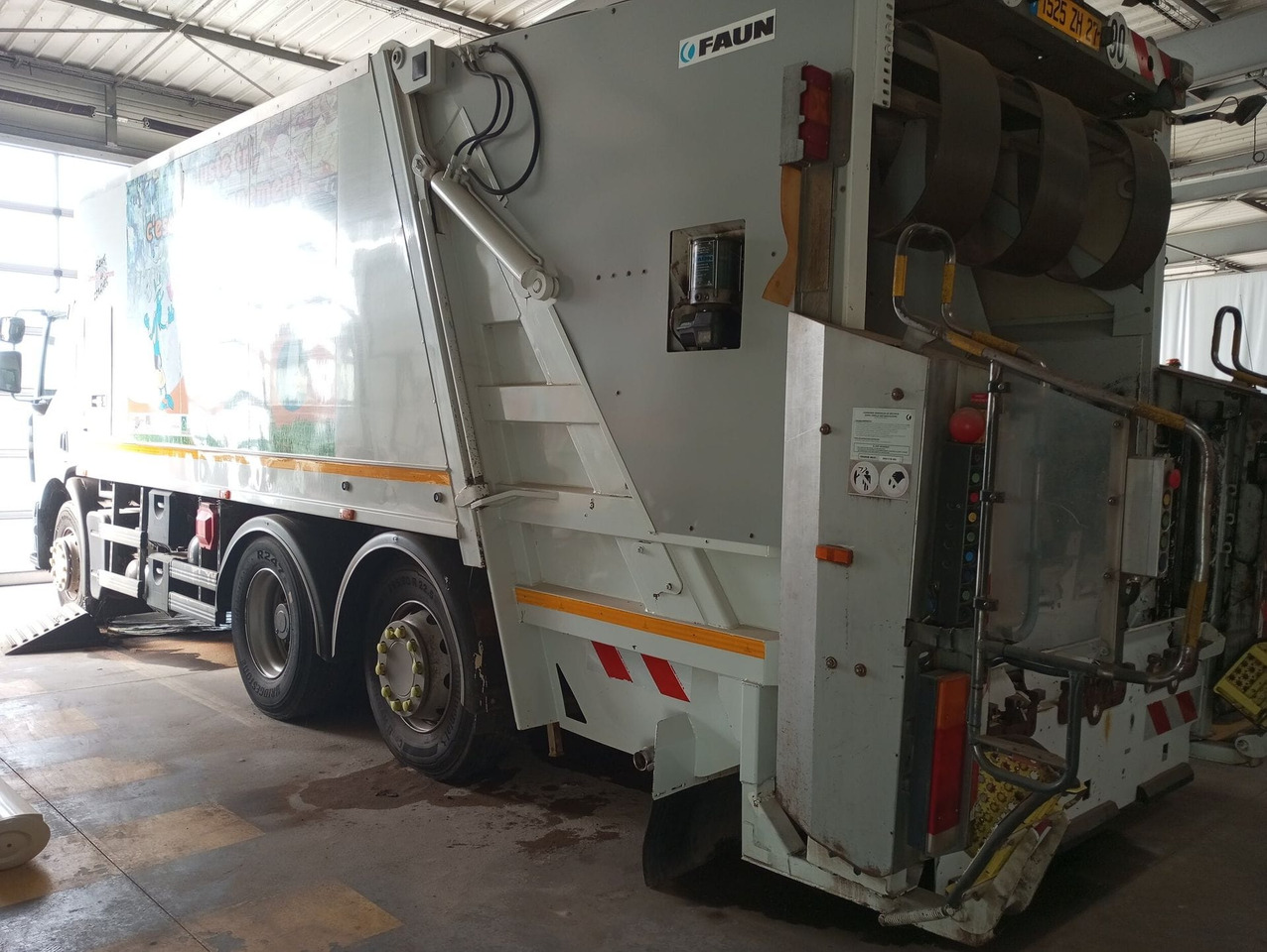 BOM de marque Renault 320 DXI- Benne FAUN Turbo changée en août 2023 - fuite hydraulique avant passage aux mines - arrêt de circulation octobre 2023 - batterie HS - état correct - factures disponibles - Camión de basura: foto 3 BOM de marque Renault 320 DXI- Benne FAUN Turbo changée en août 2023 - fuite hydraulique avant passage aux mines - arrêt de circulation octobre 2023 - batterie HS - état correct - factures disponibles - Camión de basura: foto 3