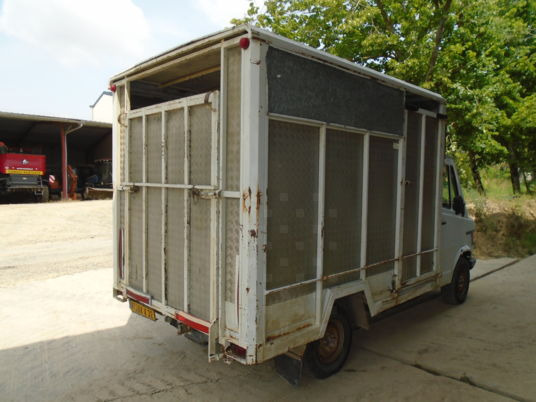 Mercedes 307D - Camión transporte de ganado: foto 2 Mercedes 307D - Camión transporte de ganado: foto 2