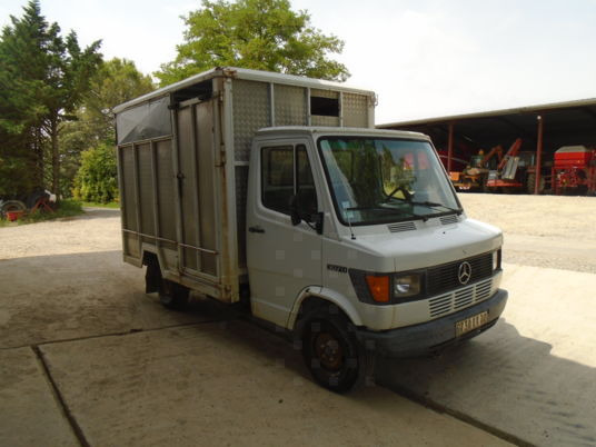 Mercedes 307D - Camión transporte de ganado: foto 1 Mercedes 307D - Camión transporte de ganado: foto 1