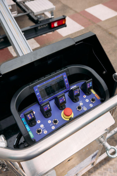 Oil & Steel Snake 26 Sobre IVECO 35S14 Distancia entre ejes 4100 mm - Plataforma elevadora: foto 4 Oil & Steel Snake 26 Sobre IVECO 35S14 Distancia entre ejes 4100 mm - Plataforma elevadora: foto 4