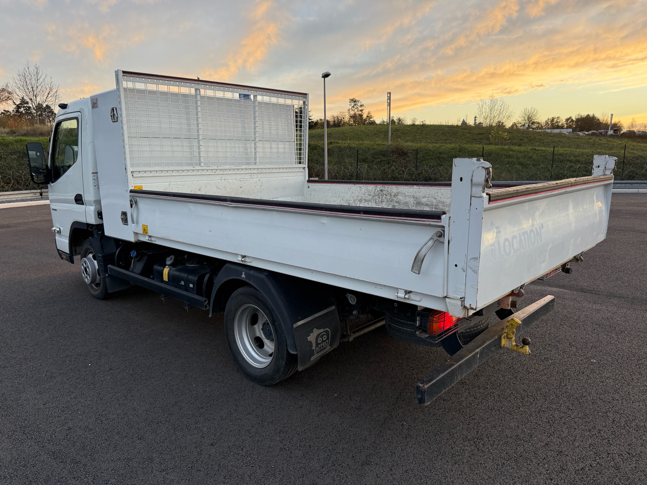 Mitsubishi Canter Fuso - Furgoneta basculante: foto 3 Mitsubishi Canter Fuso - Furgoneta basculante: foto 3