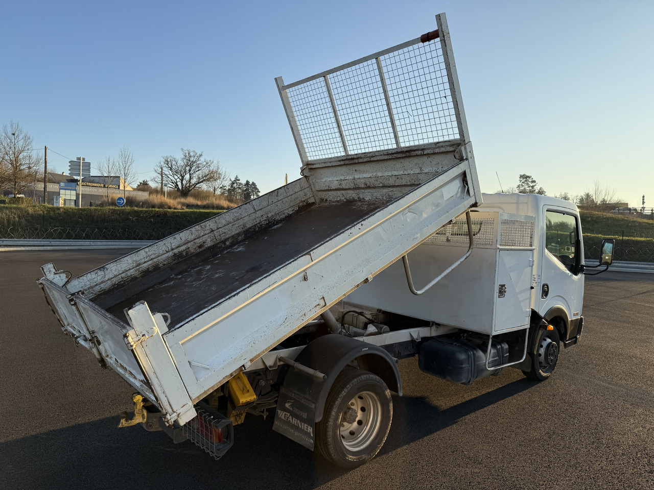 NISSAN CABSTAR 35.11 - Furgoneta basculante: foto 3 NISSAN CABSTAR 35.11 - Furgoneta basculante: foto 3