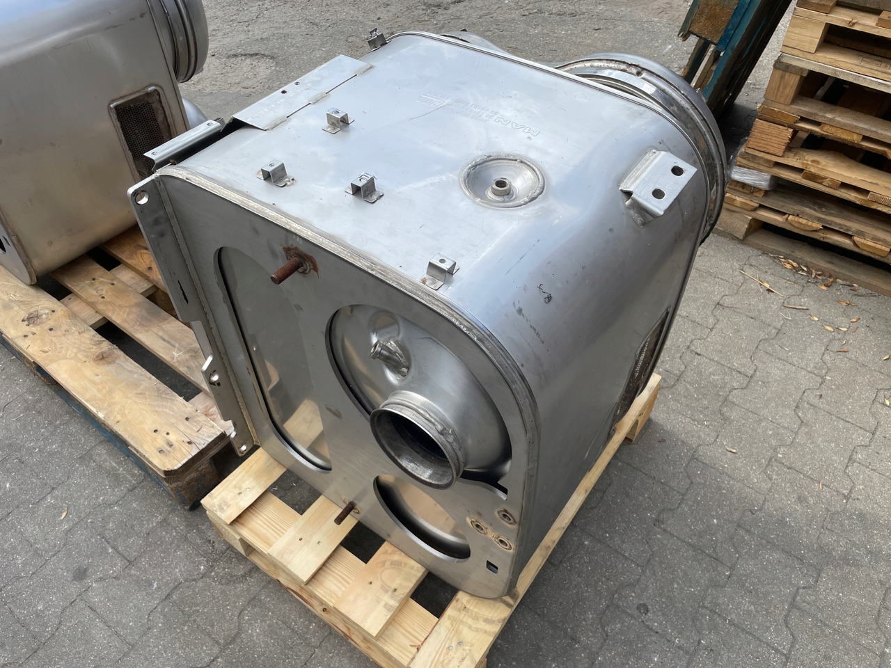 KATALIZATOR MAN TGX TGS EURO 6 DPF TŁUMIK WYDECH 81151036101 - Convertidor catalítico para Camión: foto 1 KATALIZATOR MAN TGX TGS EURO 6 DPF TŁUMIK WYDECH 81151036101 - Convertidor catalítico para Camión: foto 1