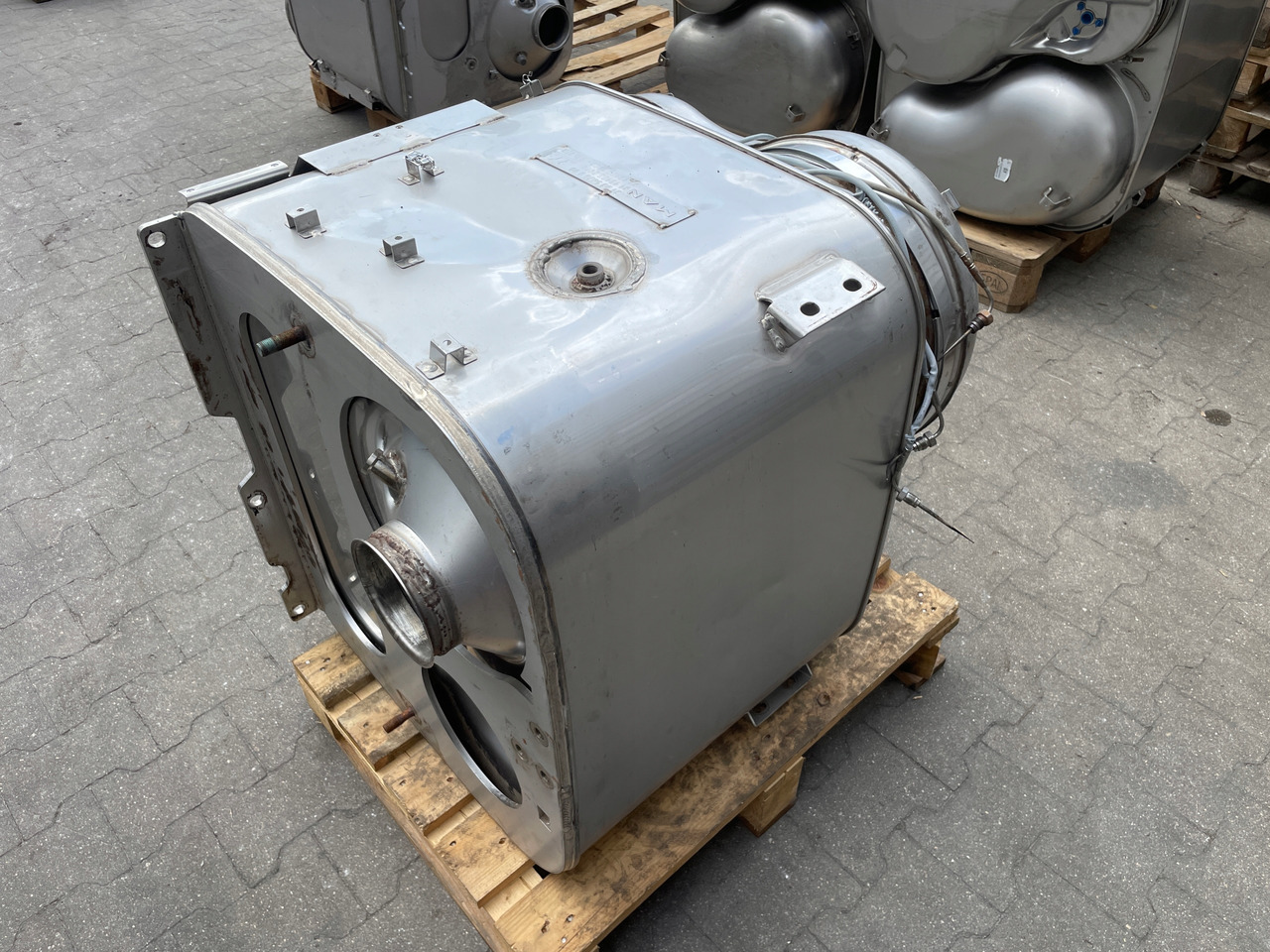 KATALIZATOR MAN TGX TGS EURO 6 DPF TŁUMIK WYDECH 81151036114 - Tubo de escape para Camión: foto 4 KATALIZATOR MAN TGX TGS EURO 6 DPF TŁUMIK WYDECH 81151036114 - Tubo de escape para Camión: foto 4