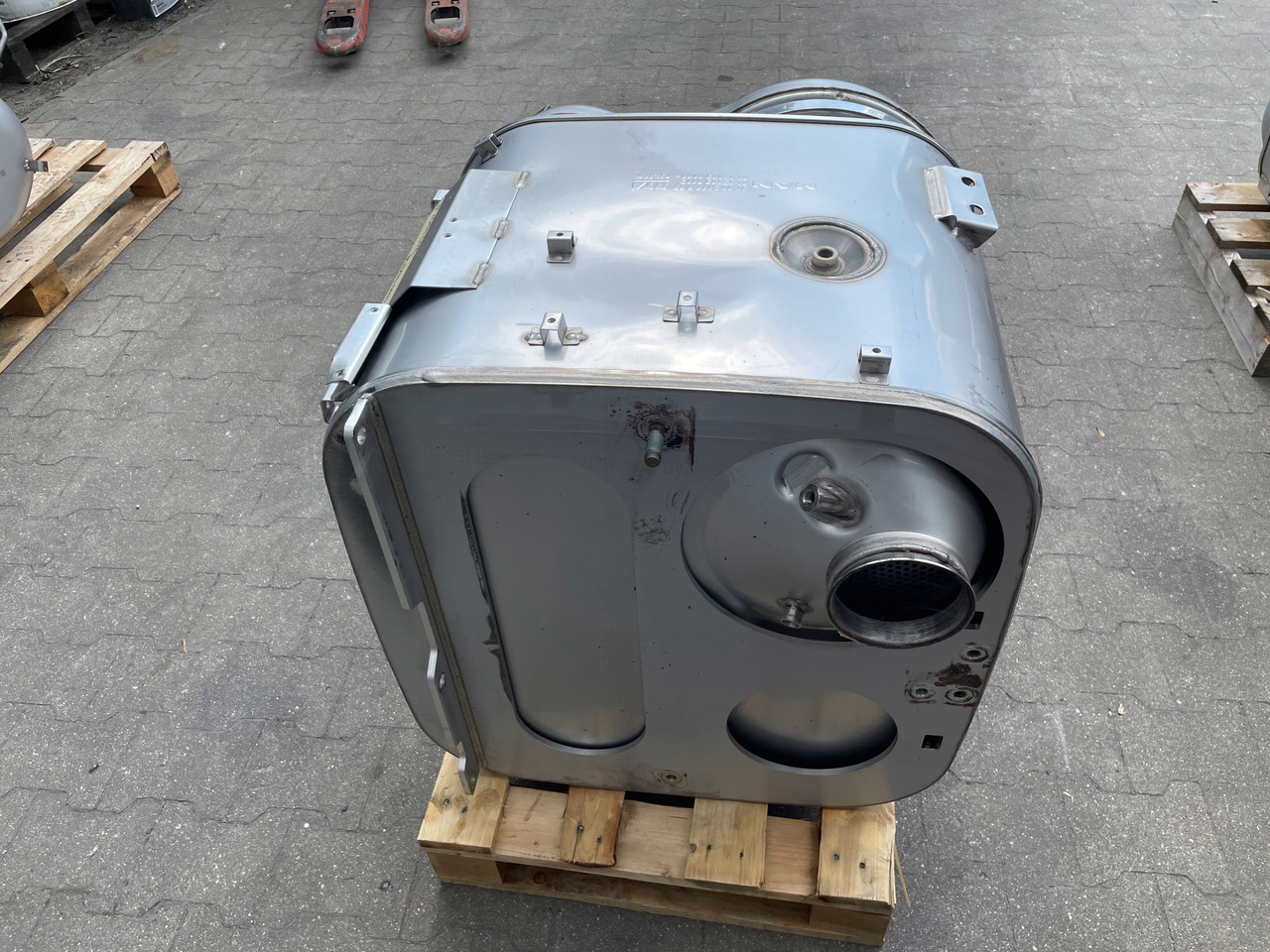 KATALIZATOR MAN TGX TGS EURO 6 DPF TŁUMIK WYDECH 81151036115 - Convertidor catalítico para Camión: foto 2 KATALIZATOR MAN TGX TGS EURO 6 DPF TŁUMIK WYDECH 81151036115 - Convertidor catalítico para Camión: foto 2