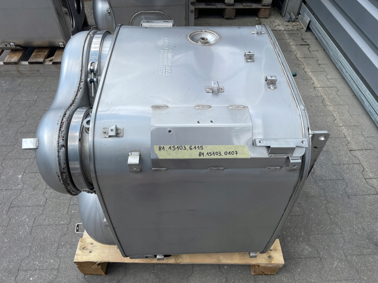 KATALIZATOR MAN TGX TGS EURO 6 DPF TŁUMIK WYDECH 81151036115 - Convertidor catalítico para Camión: foto 3 KATALIZATOR MAN TGX TGS EURO 6 DPF TŁUMIK WYDECH 81151036115 - Convertidor catalítico para Camión: foto 3