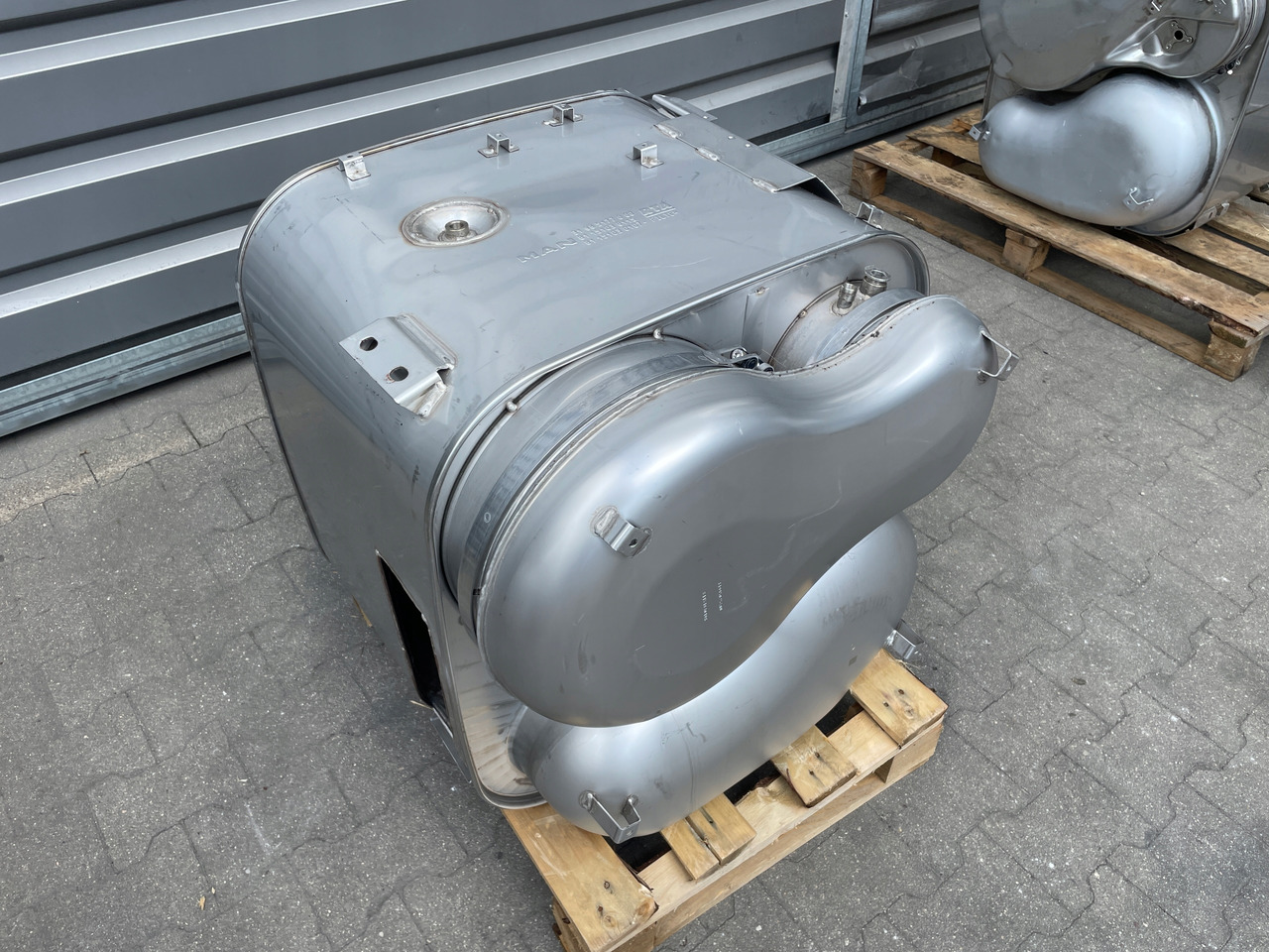 KATALIZATOR MAN TGX TGS EURO 6 DPF TŁUMIK WYDECH 81151036115 - Convertidor catalítico para Camión: foto 1 KATALIZATOR MAN TGX TGS EURO 6 DPF TŁUMIK WYDECH 81151036115 - Convertidor catalítico para Camión: foto 1