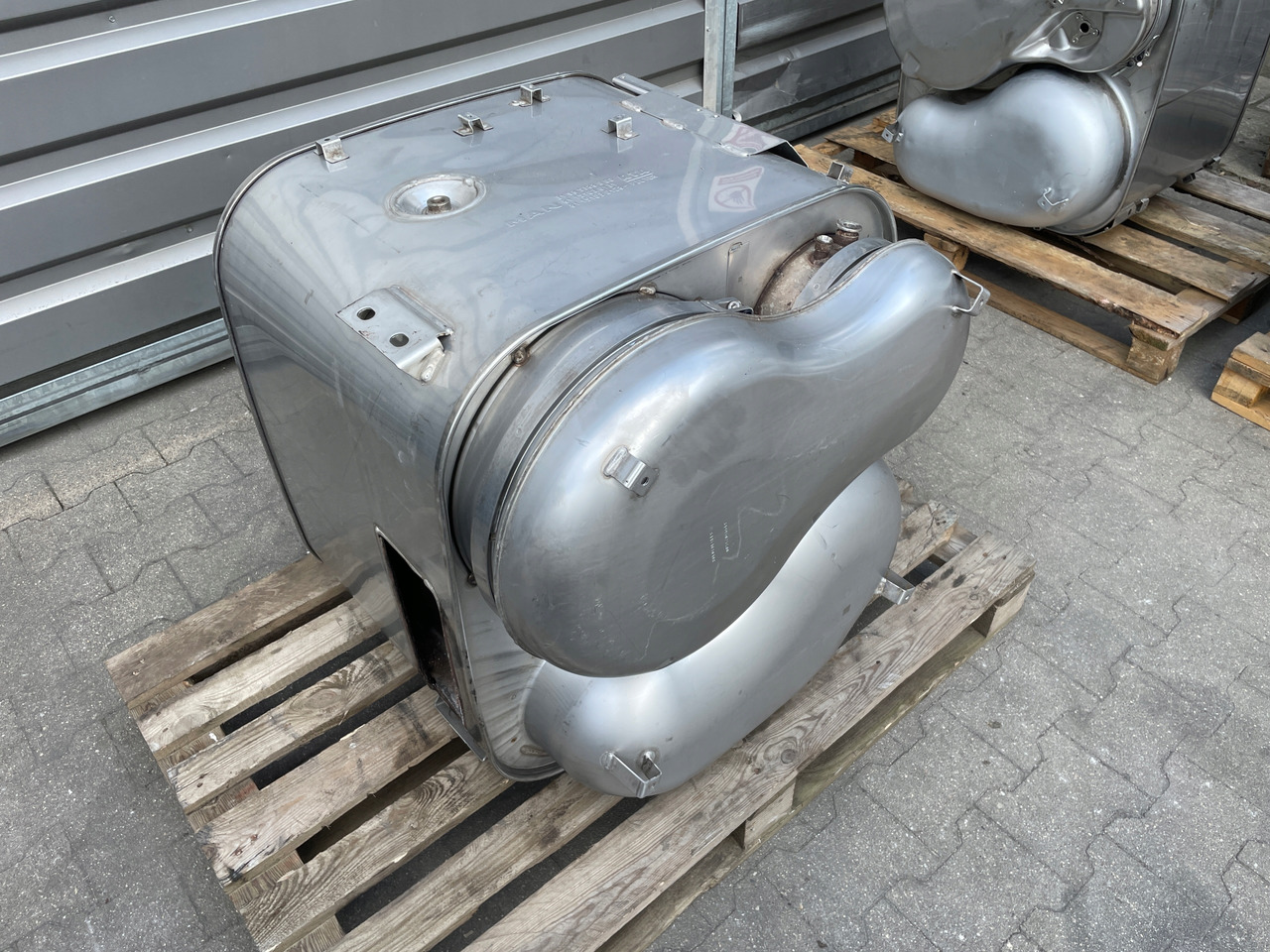 KATALIZATOR MAN TGX TGS EURO 6 DPF TŁUMIK WYDECH 81151036131 - Convertidor catalítico para Camión: foto 3 KATALIZATOR MAN TGX TGS EURO 6 DPF TŁUMIK WYDECH 81151036131 - Convertidor catalítico para Camión: foto 3