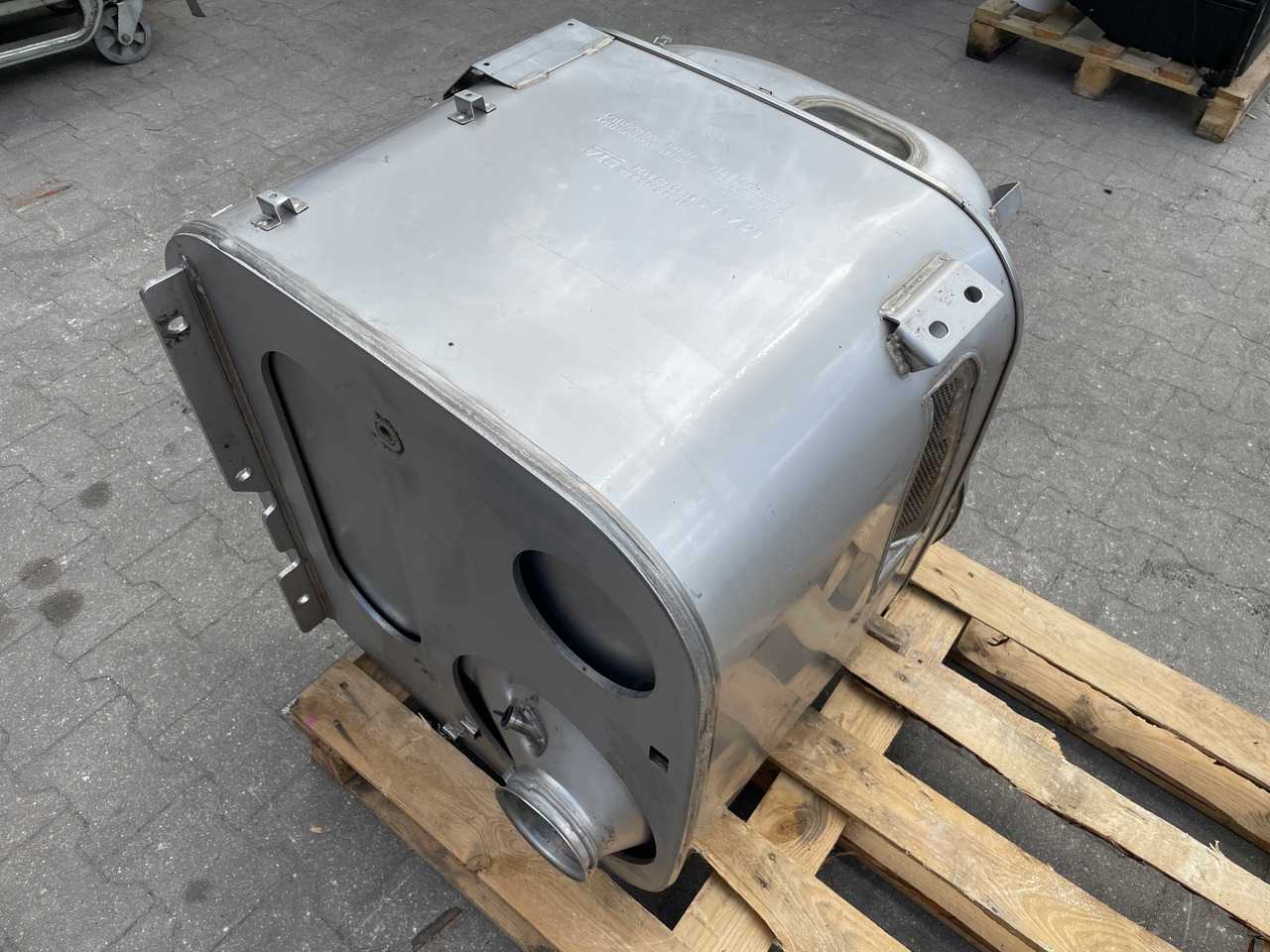 KATALIZATOR MAN TGX TGS EURO 6 DPF TŁUMIK WYDECH 81151036132 - Tubo de escape para Camión: foto 4 KATALIZATOR MAN TGX TGS EURO 6 DPF TŁUMIK WYDECH 81151036132 - Tubo de escape para Camión: foto 4