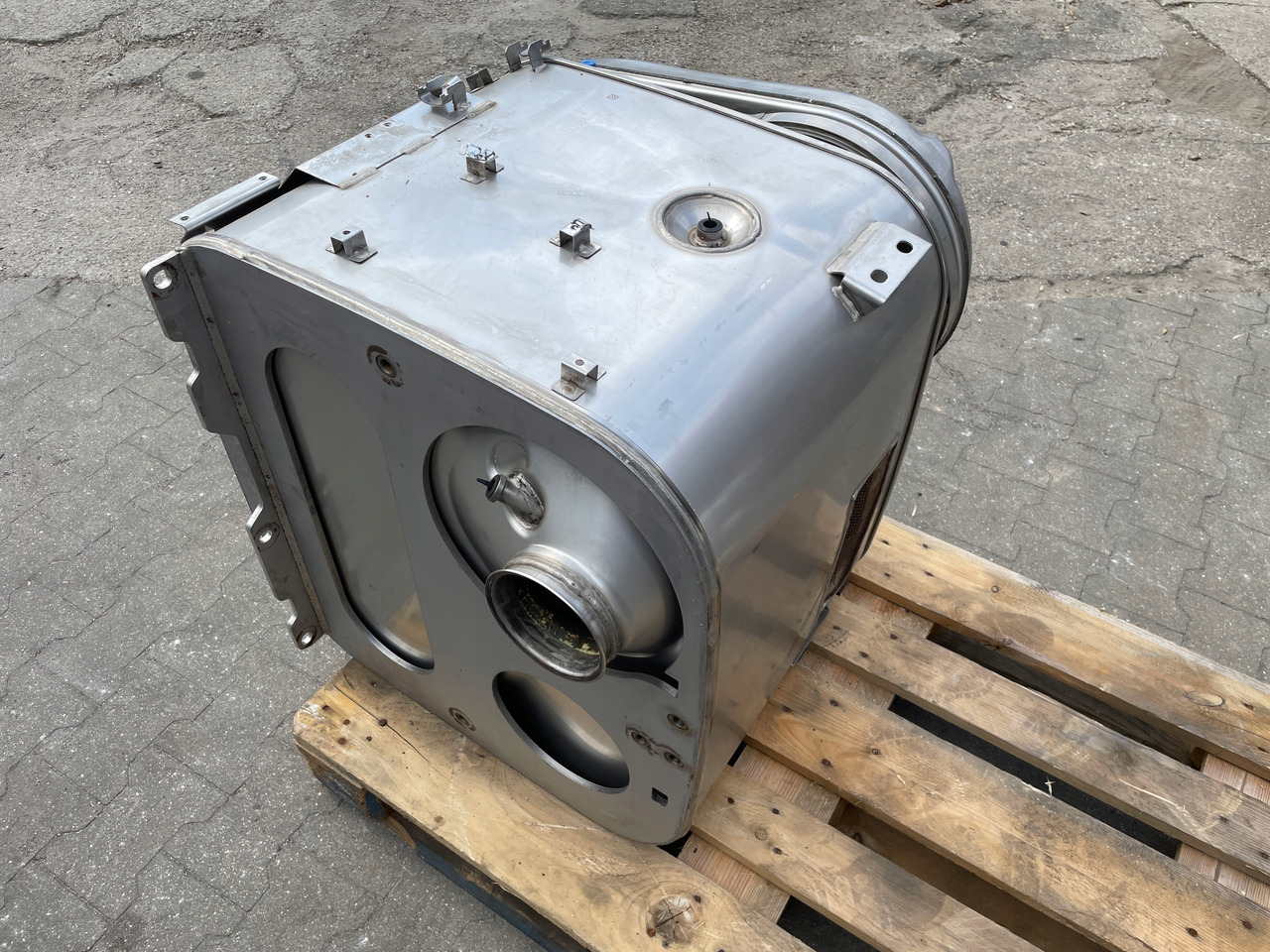 KATALIZATOR MAN TGX TGS EURO 6 DPF TŁUMIK WYDECH 81151036247 - Convertidor catalítico: foto 4 KATALIZATOR MAN TGX TGS EURO 6 DPF TŁUMIK WYDECH 81151036247 - Convertidor catalítico: foto 4