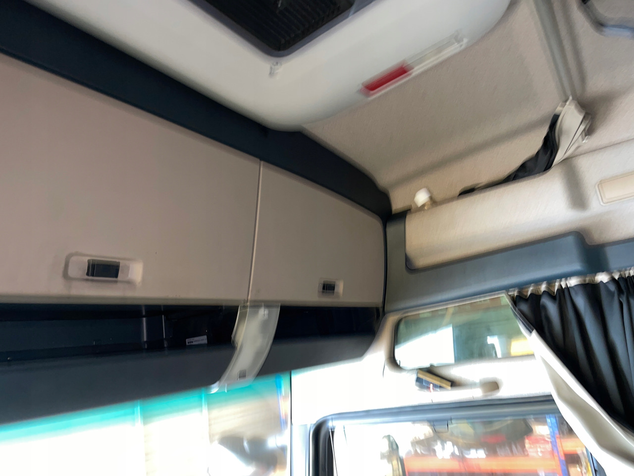 KOMPLETNA KABINA MAN TGX XXL EURO 6 LIFT JASNY ŚRODEK - Cabina para Camión: foto 4 KOMPLETNA KABINA MAN TGX XXL EURO 6 LIFT JASNY ŚRODEK - Cabina para Camión: foto 4