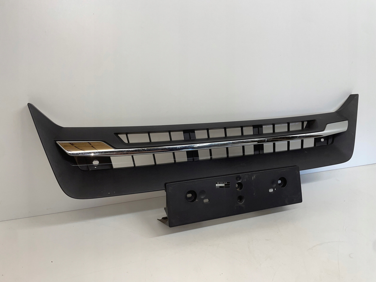 ŚRODKOWY GRILL CHROM ZDERZAKA MAN TGS TG3 TGS 3 ATRAPA 81416146086 - Parrilla para Camión: foto 2 ŚRODKOWY GRILL CHROM ZDERZAKA MAN TGS TG3 TGS 3 ATRAPA 81416146086 - Parrilla para Camión: foto 2