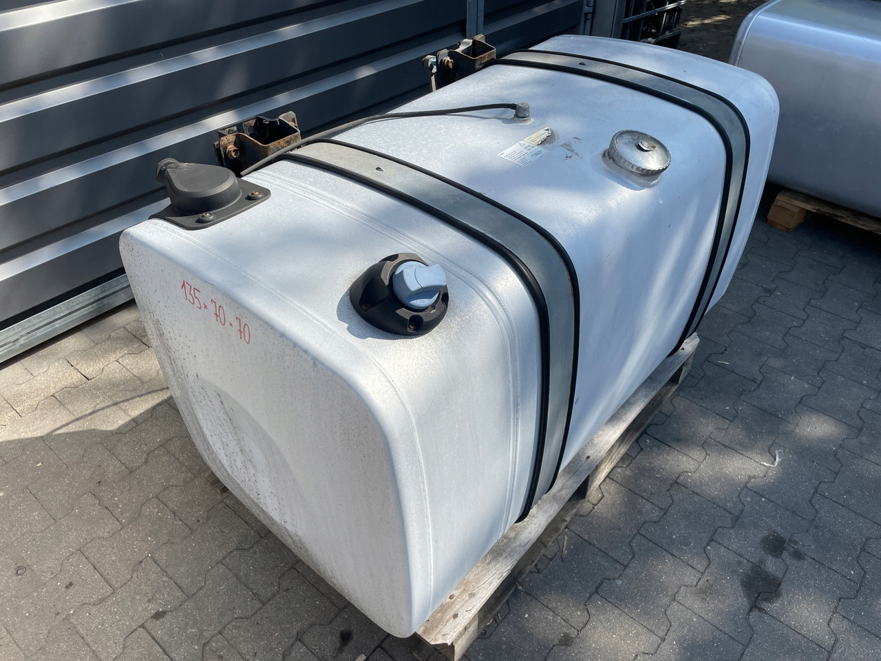 ZBIORNIK PALIWA MAN TGX TGS 470 L 85 ADBLUE 135X70X70 - Depósito de combustible para Camión: foto 2 ZBIORNIK PALIWA MAN TGX TGS 470 L 85 ADBLUE 135X70X70 - Depósito de combustible para Camión: foto 2