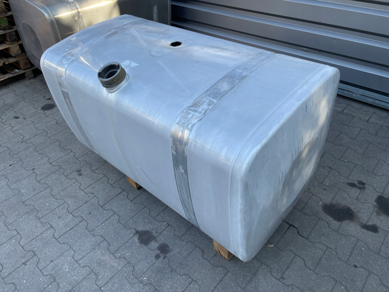 ZBIORNIK PALIWA MAN TGX TGS 580L 81122016934 - Depósito de combustible para Camión: foto 3 ZBIORNIK PALIWA MAN TGX TGS 580L 81122016934 - Depósito de combustible para Camión: foto 3