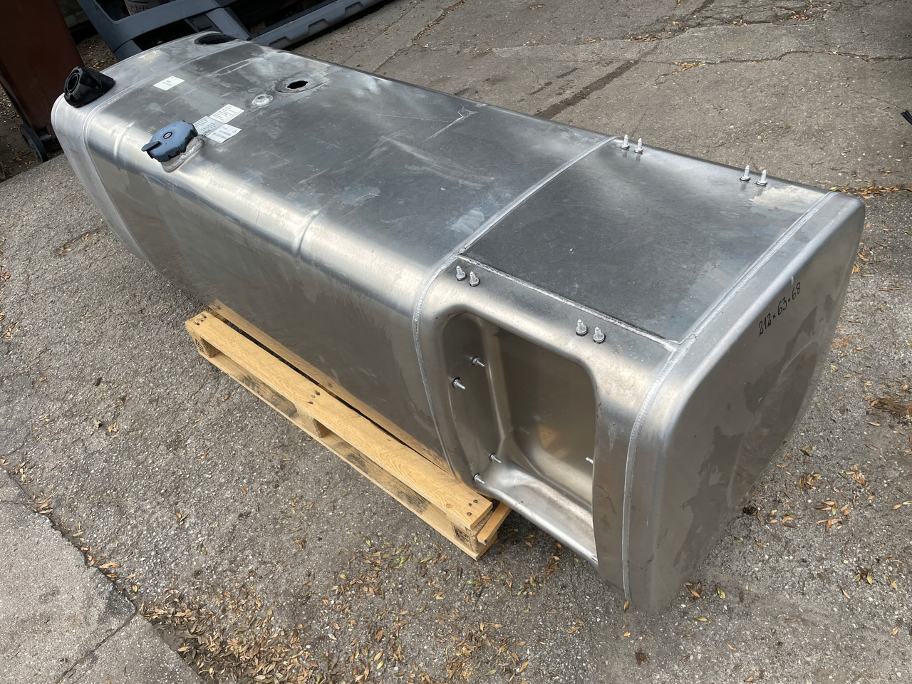 ZBIORNIK PALIWA MAN TGX TGS 680 L 75 AD BLUE 81122016726 - Depósito de combustible para Camión: foto 3 ZBIORNIK PALIWA MAN TGX TGS 680 L 75 AD BLUE 81122016726 - Depósito de combustible para Camión: foto 3